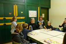 Symbolische Mantelteilung mit den Kommunionkindern (Foto: Karl-Franz Thiede)